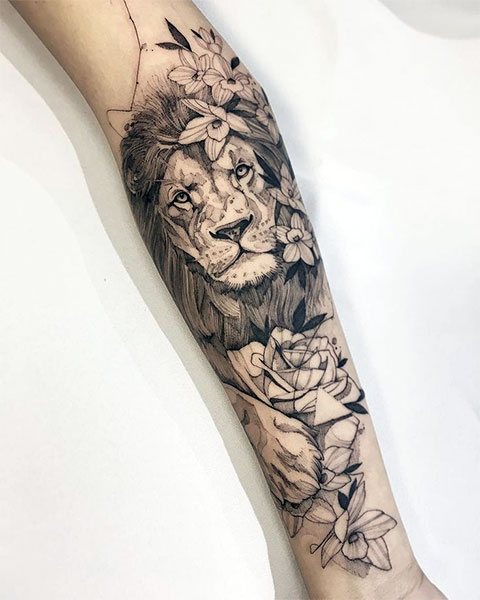 Tatouage d'un lion sur le bras d'une fille