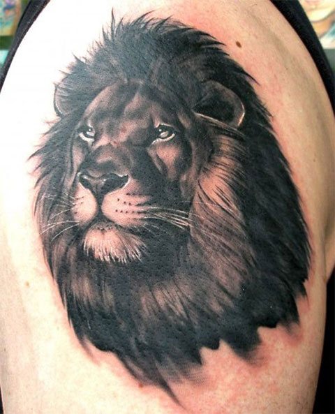 Tatouage d'un lion sur la main pour les hommes - photo