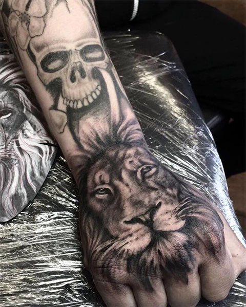 Tatouage de lion sur la main pour les hommes