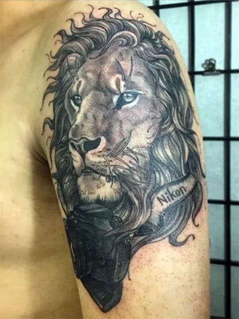 Tatouage de lion à la main pour les hommes
