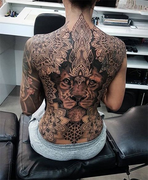 Tatouage de lion sur le dos d'une fille