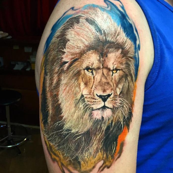 tatouage lion réalisme aquarelle réalisme sur son épaule
