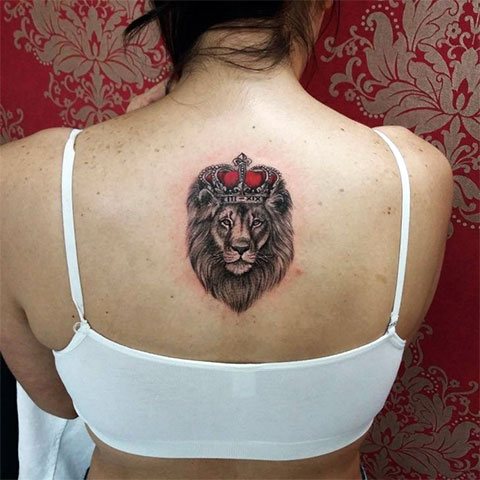 Tatouage d'un lion avec une couronne sur le dos d'une fille (photo)