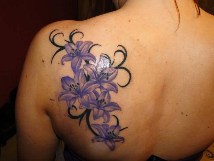 tatouage de lys sur l'épaule