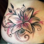 Tatouage d'un lys