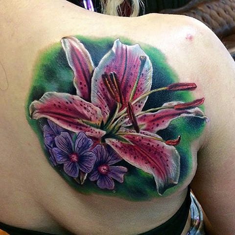 Tatouage de lys pour filles sur le dos