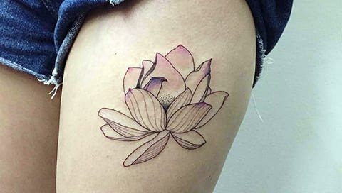 Tatouage d'un lys sur la hanche d'une fille - photo