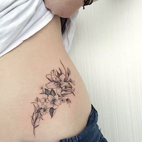 Tatouage de lys sur le côté pour les filles