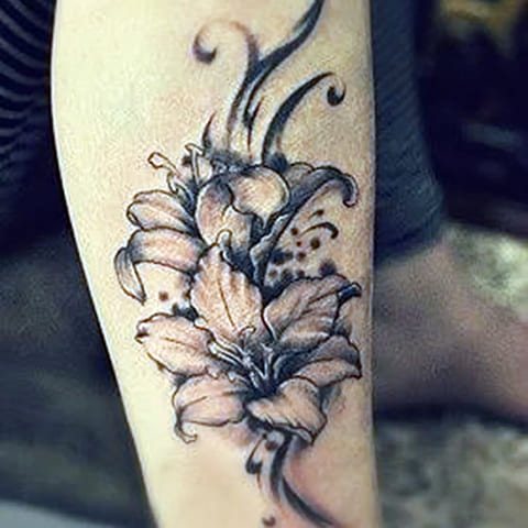 Tatouage d'un lys sur les mollets