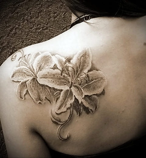 Tatouage d'un lys sur l'omoplate d'une jeune fille - photo