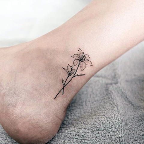 Lys tatoué sur les jambes