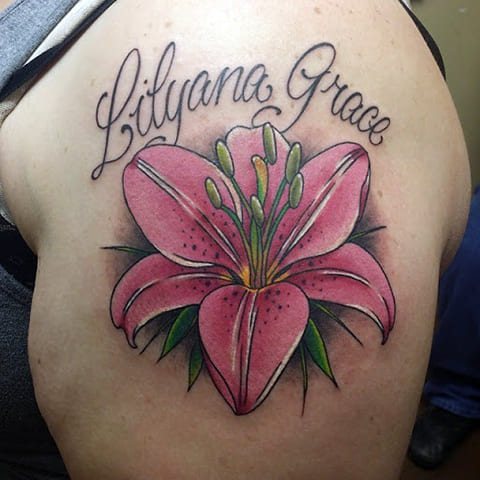Tatouage d'un lys sur l'épaule