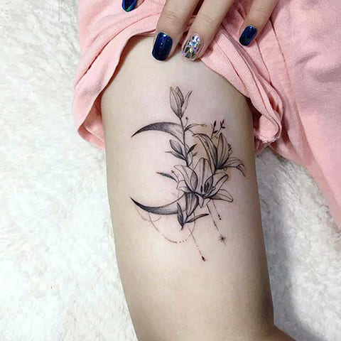 Tatouage de lys sur les épaules