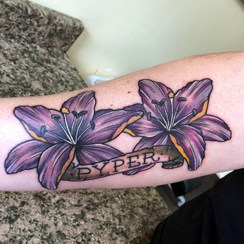Tatouage d'un lys sur l'avant-bras