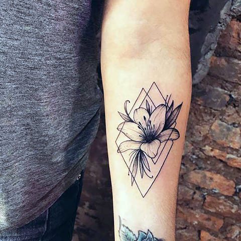 Tatouage de lys sur la main pour les filles
