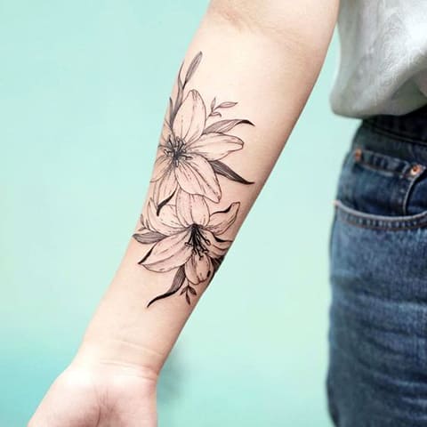 Tatouage d'un lys sur le bras d'une fille - photo