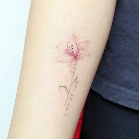 Tatouage d'un lys sur la main
