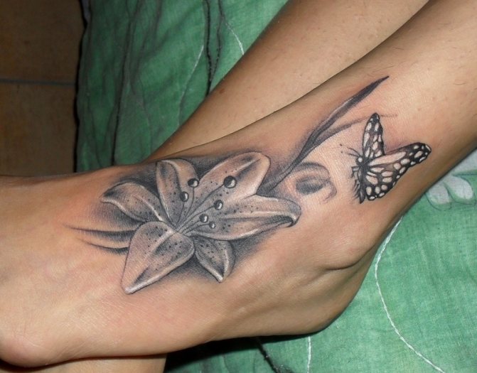 Lys tatoué sur un pied féminin