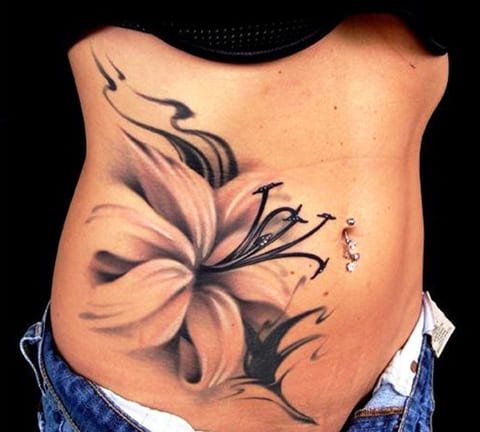 Un lys tatoué sur le ventre d'une fille