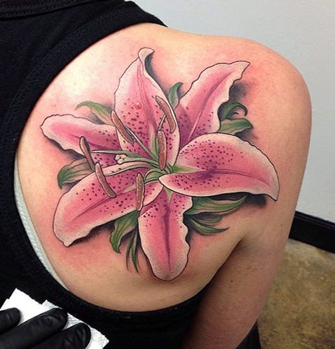 Tatouer un lys sur une fille