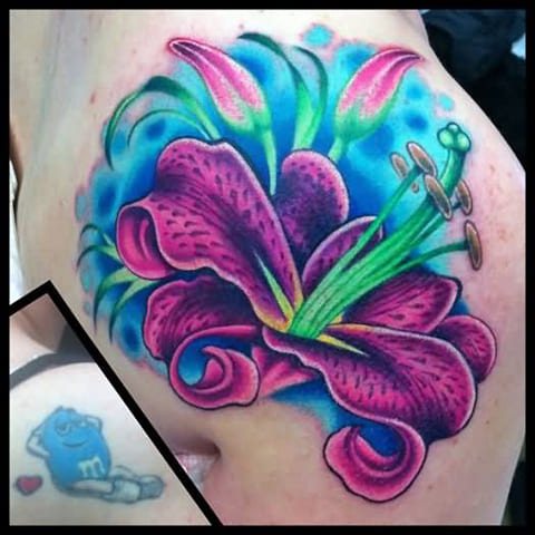 Tatouage d'un lys