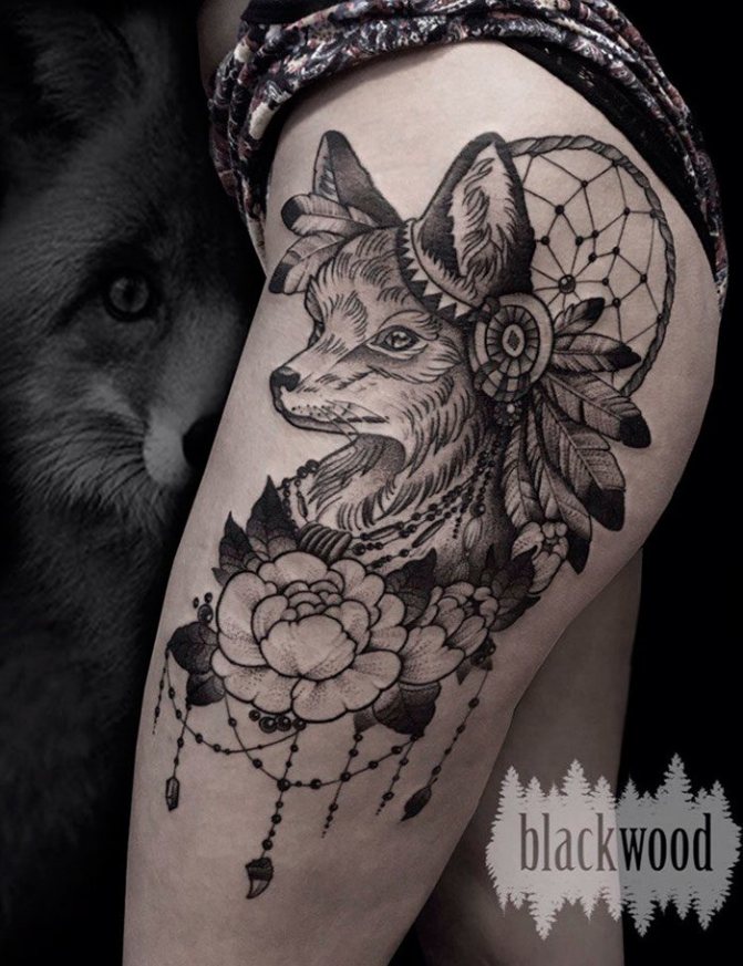 Graphique d'un tatouage de renard sur la hanche