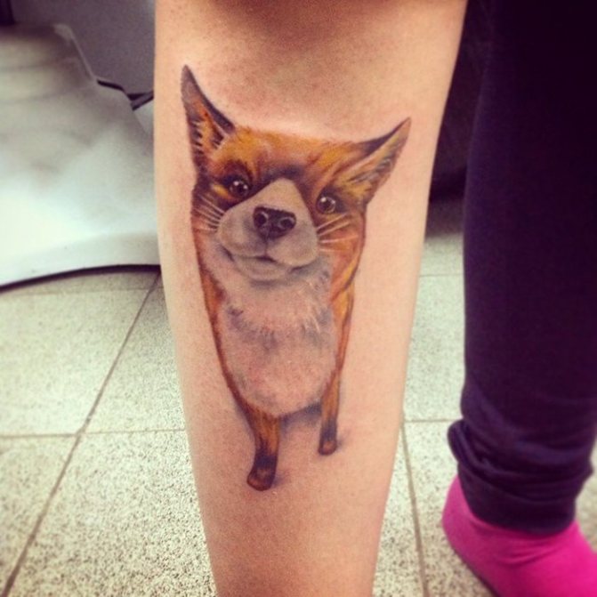 Tatouage d'un renard à pied réaliste