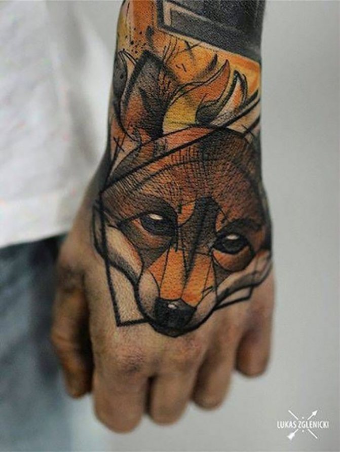 Tatouage d'un renard à la main