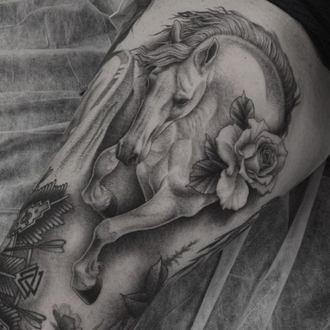 tatouage de cheval pour les filles