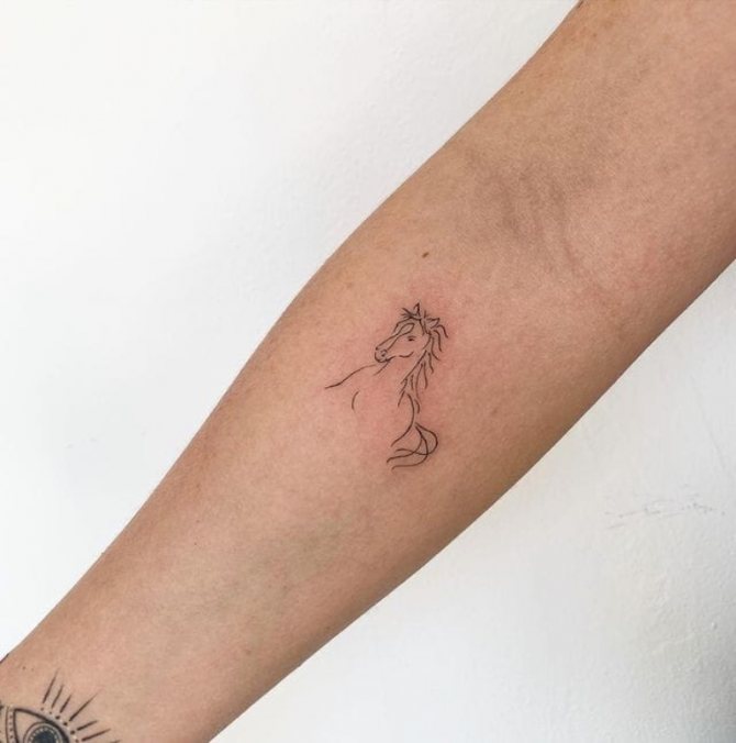Tatouage d'un petit cheval