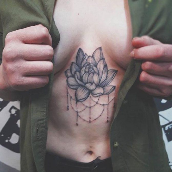 tatouage de fleur de lotus avec chaîne