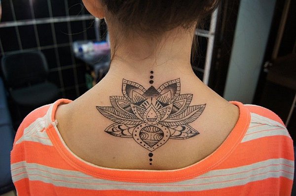 Tatouage de lotus dans le dos près du cou