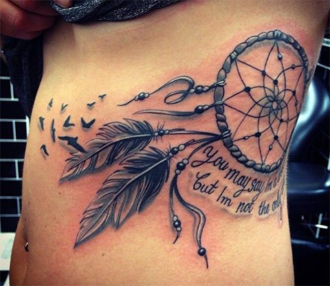 Tatouage d'un capteur de rêves sur le côté d'une fille - photo