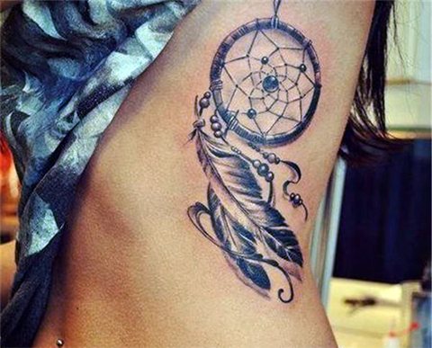 Tatouage d'un attrape-rêves sur le côté d'une fille