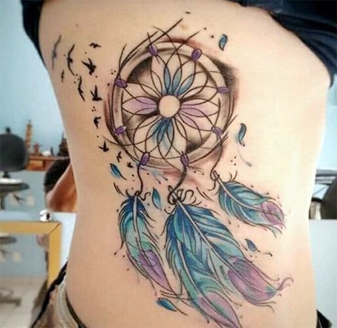 Tatouage d'un attrape-rêves sur le côté