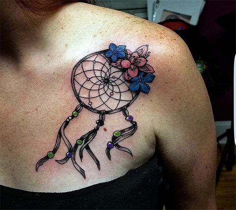 Tatouage d'un attrape-rêves sur la clavicule d'une fille