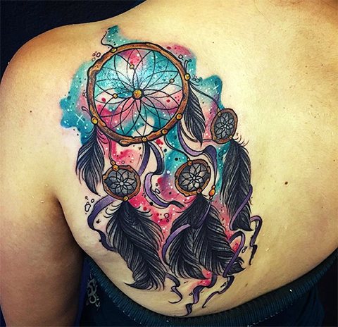 Tatouage d'un capteur de rêves sur l'omoplate d'une fille