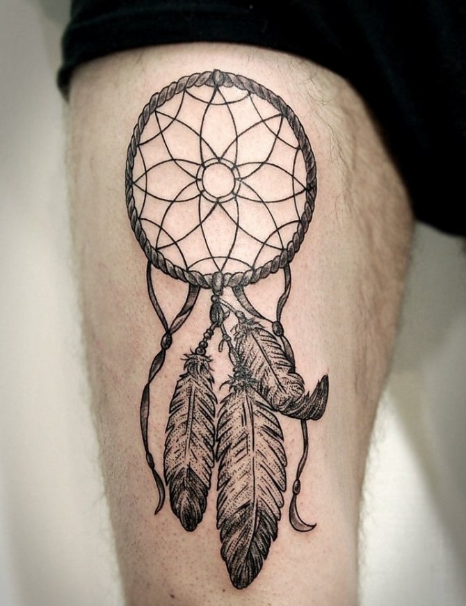 Tatouage d'un attrape-rêves sur la cuisse d'un homme