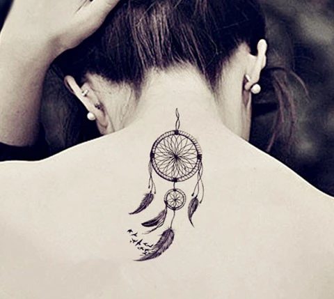 Tatouage d'un attrape-rêves sur le cou d'une fille