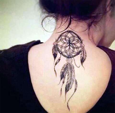 Tatouage d'un attrape-rêves sur le cou