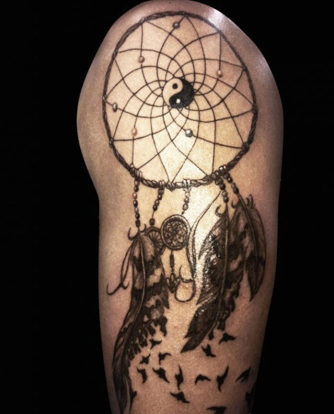 Tatouage d'un attrape-rêves.