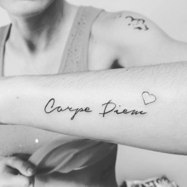 Tattoo Seize the moment en latin (carpe diem). Croquis, photo, signification