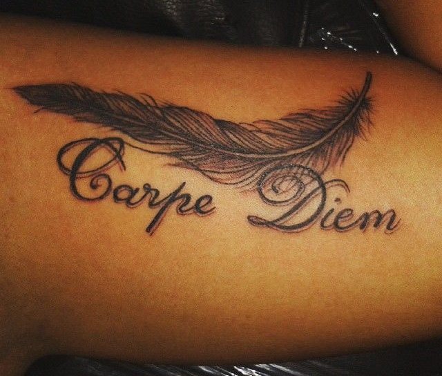 Tattoo Seize the moment en latin (carpe diem). Croquis, photo, signification