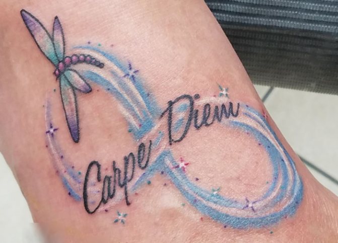 Tattoo Seize the moment en latin (carpe diem). Croquis, photo, signification