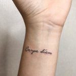 Le tatouage saisit l'instant en latin (carpe diem). Croquis, photo, signification