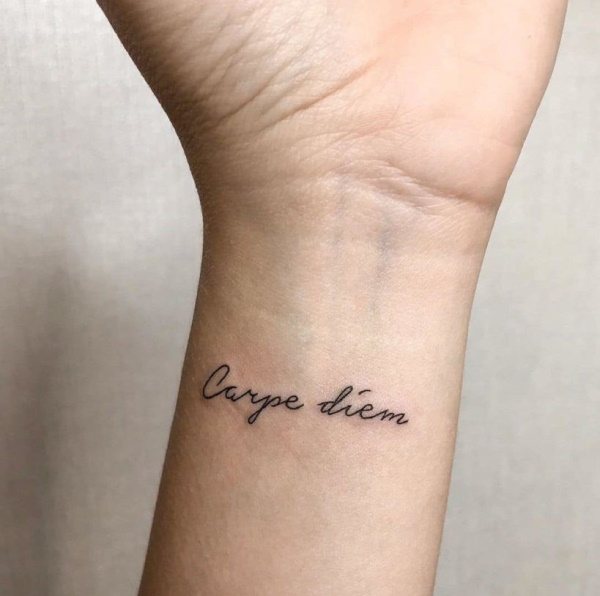Tattoo Seize the moment en latin (carpe diem). Croquis, photo, signification