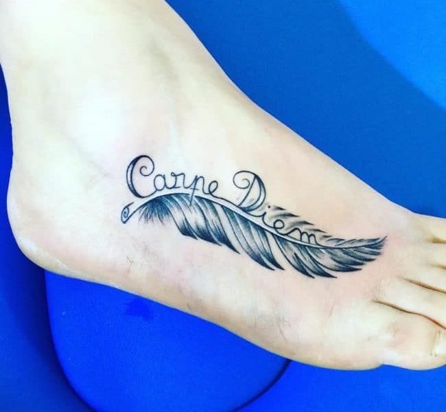 Tattoo Catch the moment en latin (carpe diem). Croquis, photo, signification