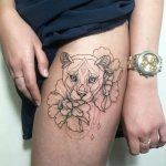 Tatouage d'une lionne pour les filles. Signification, images sur le bras, la jambe, le dos, la hanche, l'épaule, le poignet, l'omoplate