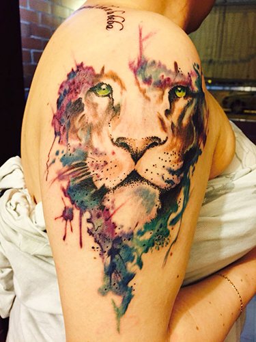 Tatouage de lionne pour les filles. Signification, images sur la main, la jambe, le dos, la hanche, l'épaule, le poignet, l'omoplate.