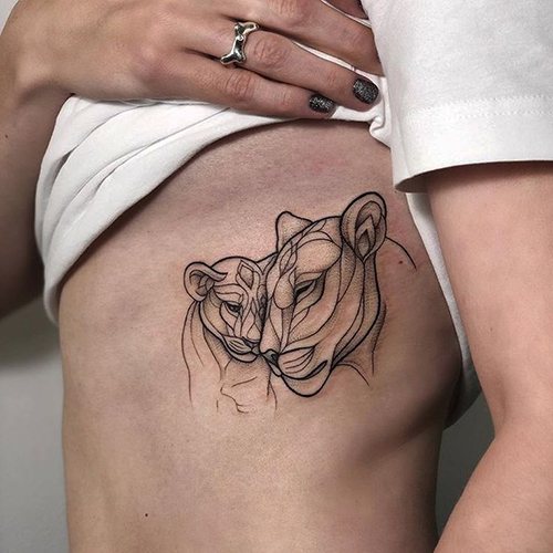 Tatouage de lionne pour les filles. Signification, photo sur main, pied, dos, hanche, épaule, poignet, omoplate